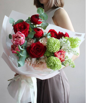 Букет сборный с красными розами "Кармелита" №4950