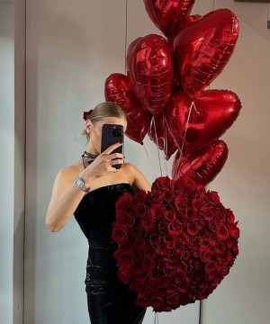 101 красная роза и охапка шаров красные сердца №4453