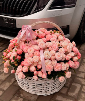 55 пудровых роз Мадам Бомбастик в корзине №6457