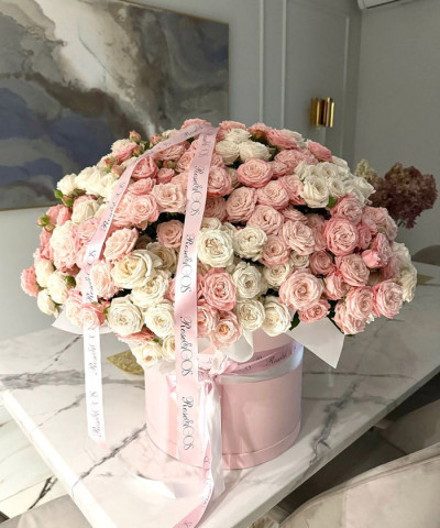 65 кустовых роз Софи и Мадам Бомбастик в шляпной коробке №6774