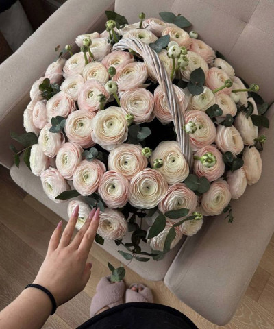 75 Итальянских ранункулюсов с эвкалиптом в корзине "Мишель" №5560