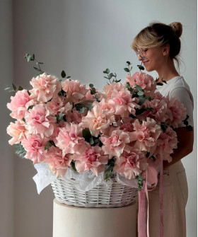 Большая корзина из 65 французских роз с эвкалиптом "Мейлли" №6546