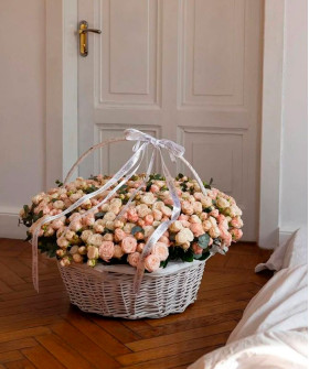 Большая корзина из 71 кустовой розы Мадам Бомбастик №6758