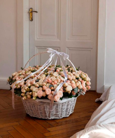 Большая корзина из 71 кустовой розы Мадам Бомбастик №6758