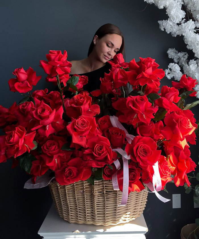 101 Французская роза в корзине 