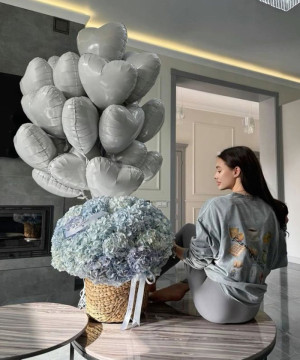 Голубые гортензии в плетёной корзине и охапка шаров-сердец - Комбо набор №6700