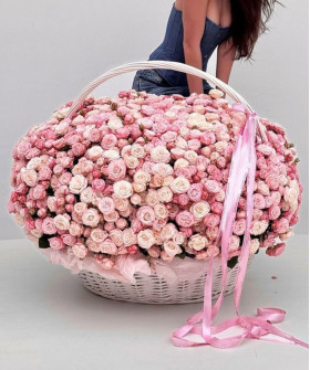 Огромная корзина нежных кустовых роз №8675