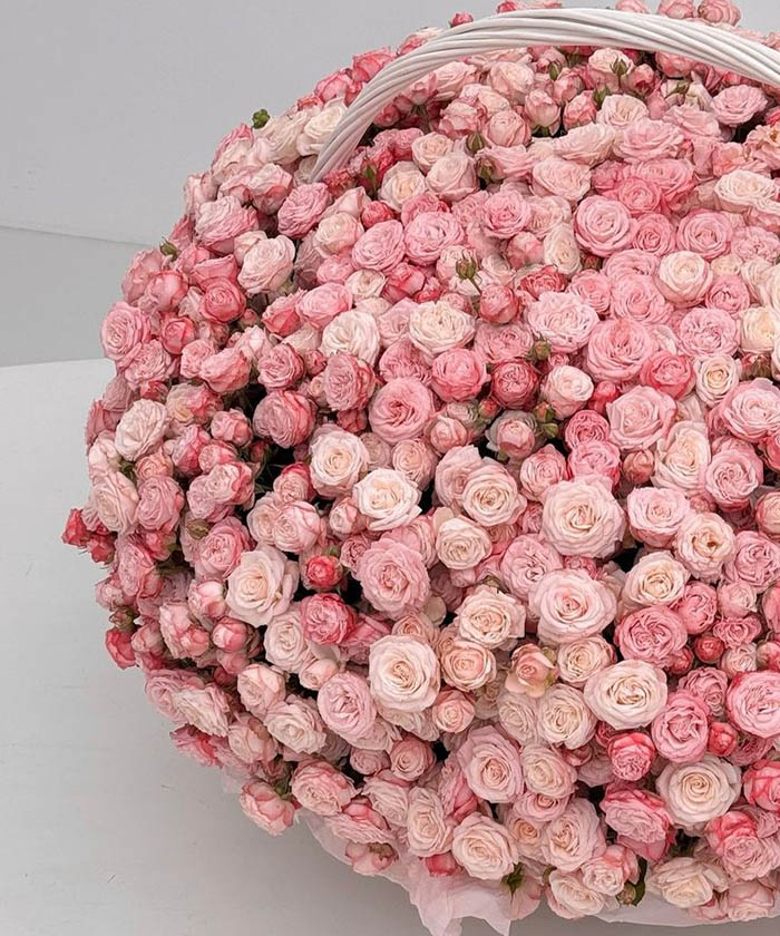 Огромная корзина нежных кустовых роз №8675