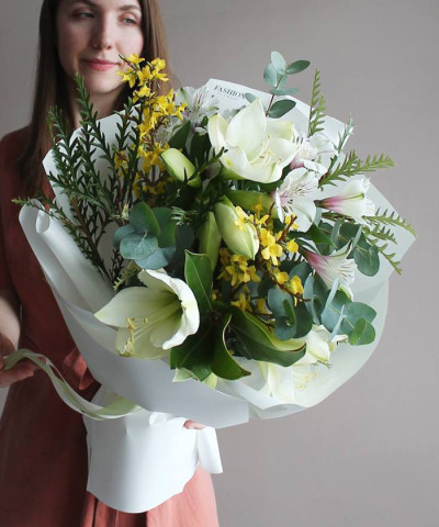 "Секреты леса" букет с белыми амариллисами №3672