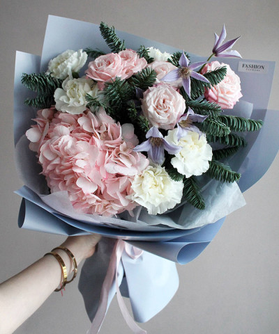 "Зимняя нежность" букет с гортензией, кустовыми розами и клематисами №8767