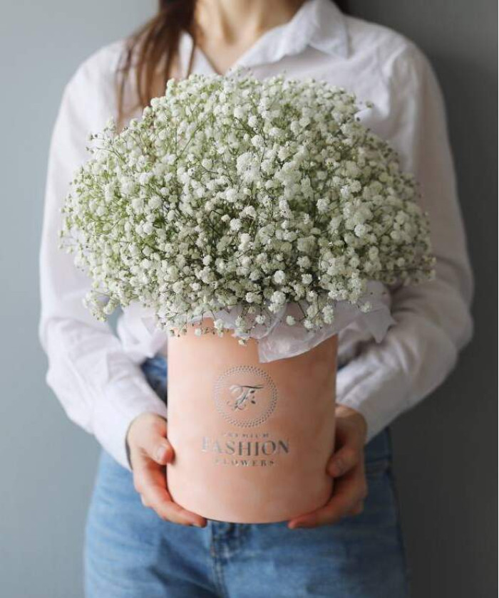 Белая гипсофила в шляпной коробке 