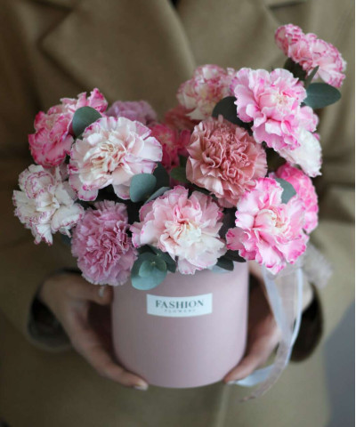 Розовые диантусы с эвкалиптом в шляпной коробке "Делиан" №8614