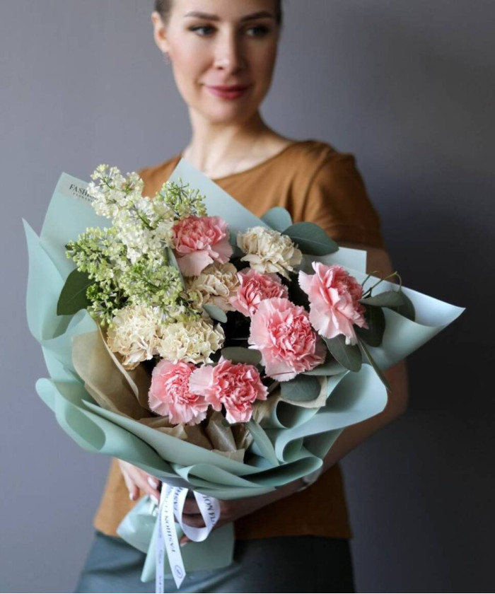 Букет с сиренью и диантусами 