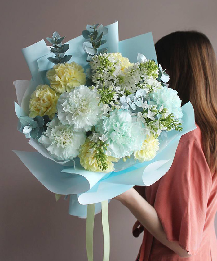 Сирень и диантусы в букете 