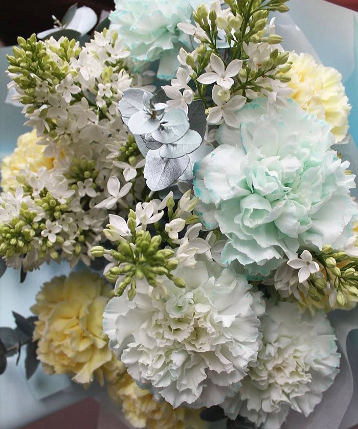 Сирень и диантусы в букете 