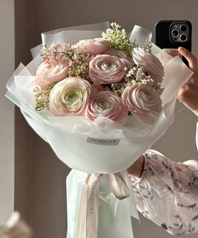 Сирень и ранункулюсы в букете "Особенный момент" №2370