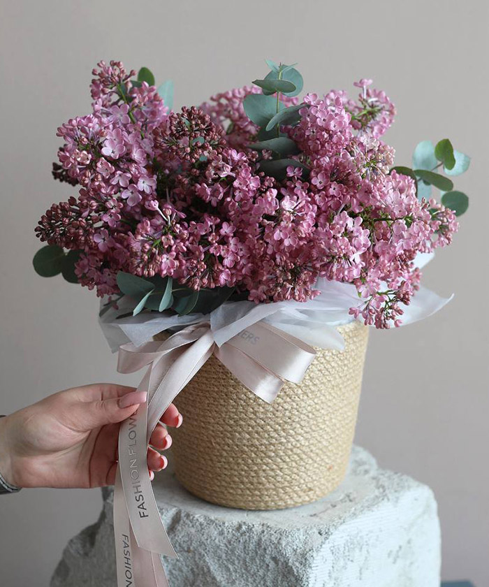 Сирень Мейденс Блаш с эвкалиптом в плетёной корзине №3569