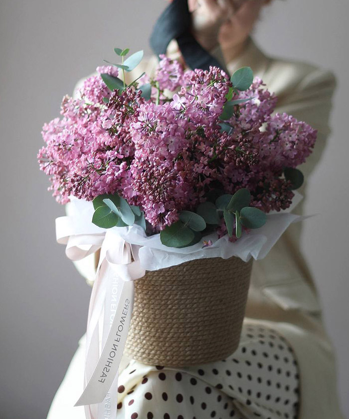 Сирень Мейденс Блаш с эвкалиптом в плетёной корзине №3569