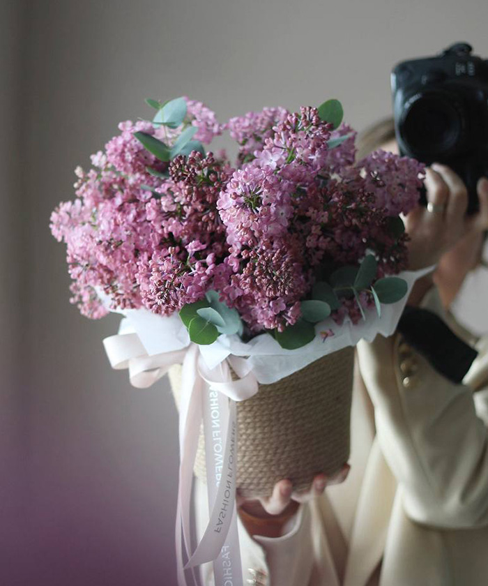 Сирень Мейденс Блаш с эвкалиптом в плетёной корзине №3569