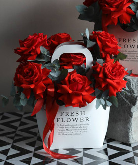 9 алых французских роз с эвкалиптом в сумочке №5697