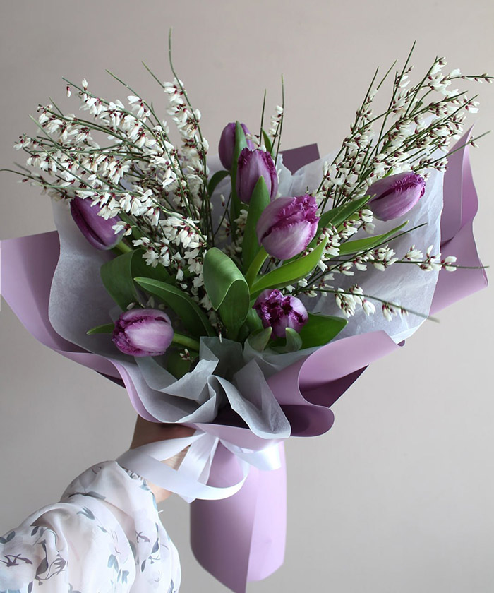 11 фиолетовых тюльпанов Краун и весенние ветки белой генисты в букете №8345