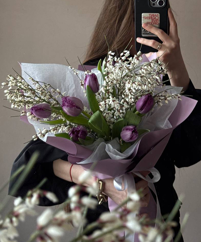 11 фиолетовых тюльпанов Краун и весенние ветки белой генисты в букете №8345