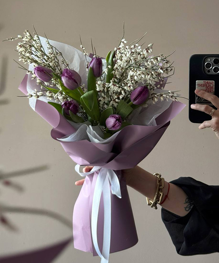 11 фиолетовых тюльпанов Краун и весенние ветки белой генисты в букете №8345