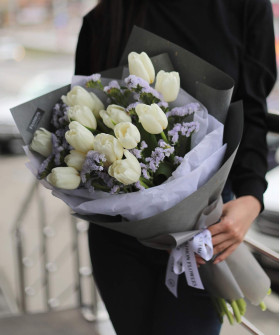 15 белых тюльпанов и статица в букете "Милка" №9844