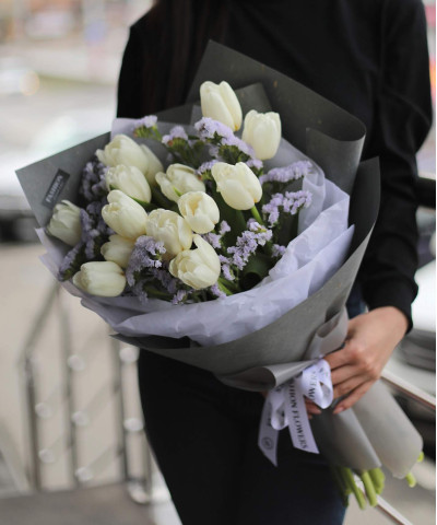 15 белых тюльпанов и статица в букете "Милка" №9844