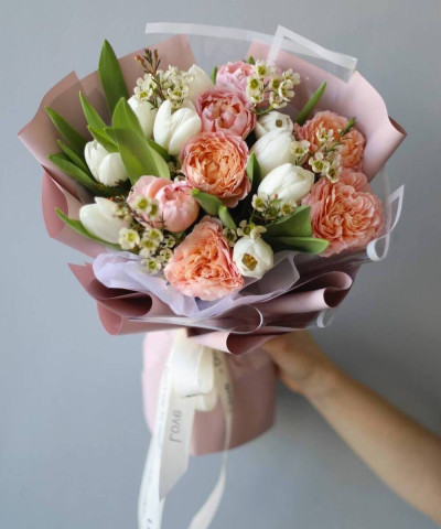 Тюльпаны и пионовидные розы Джульетта в букете "Оффир" №9853