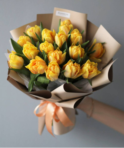 17 жёлтых махровых тюльпанов в букете "Апельсиновый" №5678