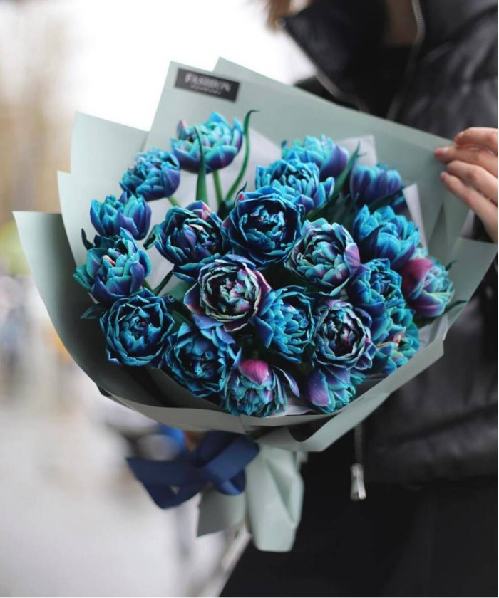 21 синий тюльпан Дабл Бабл в букете 