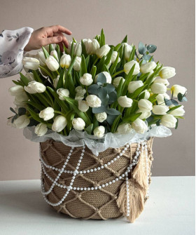 "Жемчужное утро" корзина с белыми тюльпанами №7845