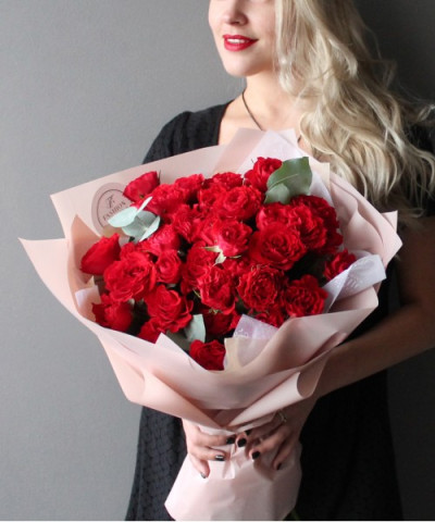 11 Красных кустовых роз Белла Линда брик №2806