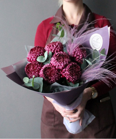 7 хризантем Бигуди перпл с эвкалиптом №2855