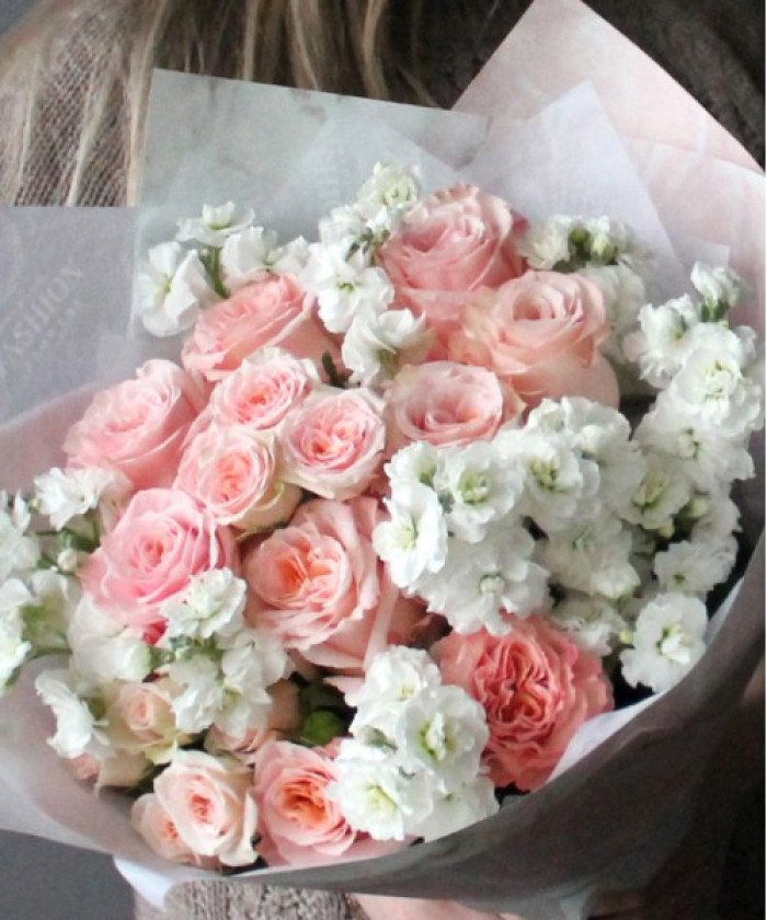 Розы и маттиола в букете 