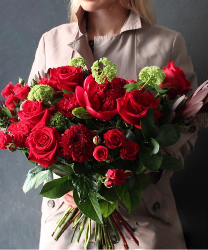 Авторский букет с красными розами и пионами Ред Шарм №2488