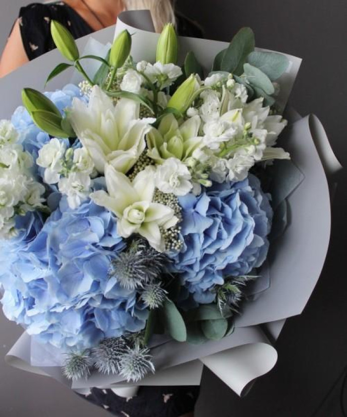 Голубые гортензии и пионовидные лилии в букете 
