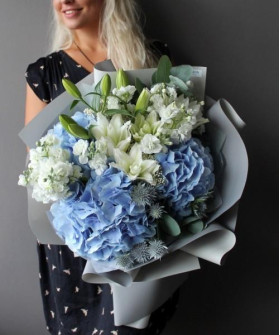 Голубые гортензии и пионовидные лилии в букете "Мелодия" №3067