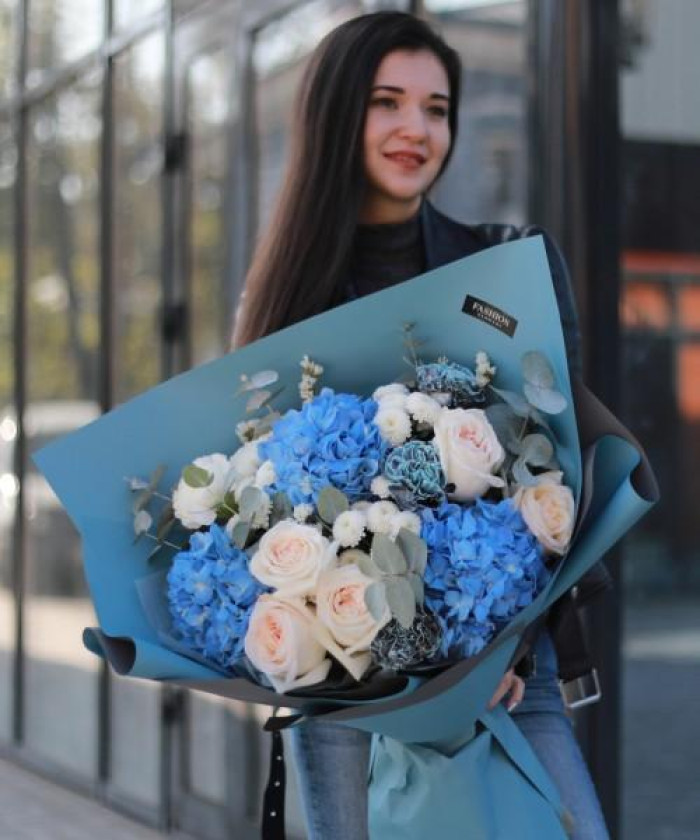 Голубые гортензии в авторском букете 