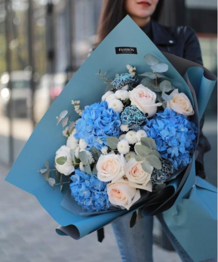 Голубые гортензии в авторском букете 