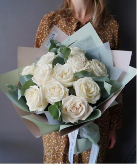 11 белых роз Плая Бланка с эвкалиптом №3088