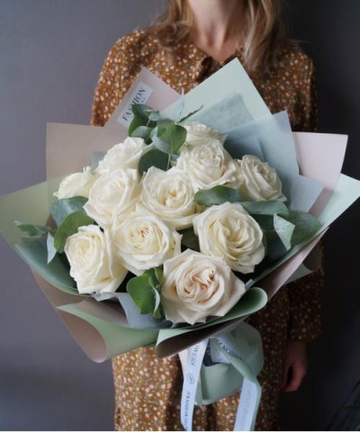 11 белых роз Плая Бланка с эвкалиптом №3088