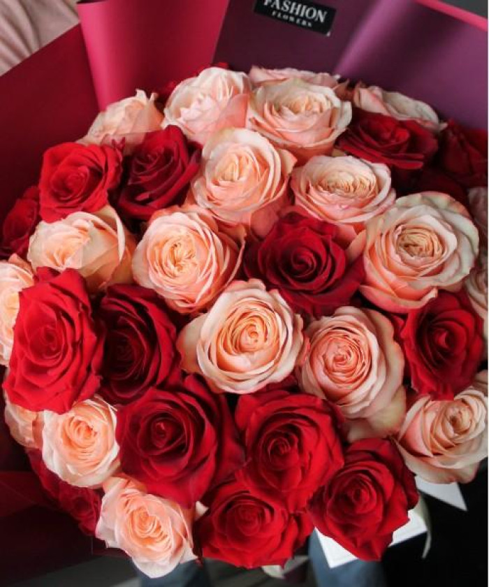 35 эквадорских роз Эксплорер и Кахала №3060