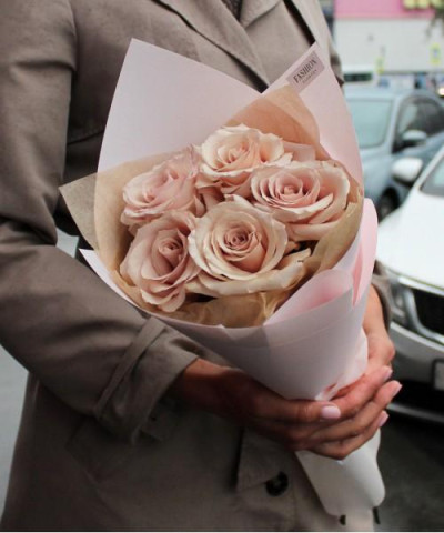 5 бежевых роз Квиксенд №2962