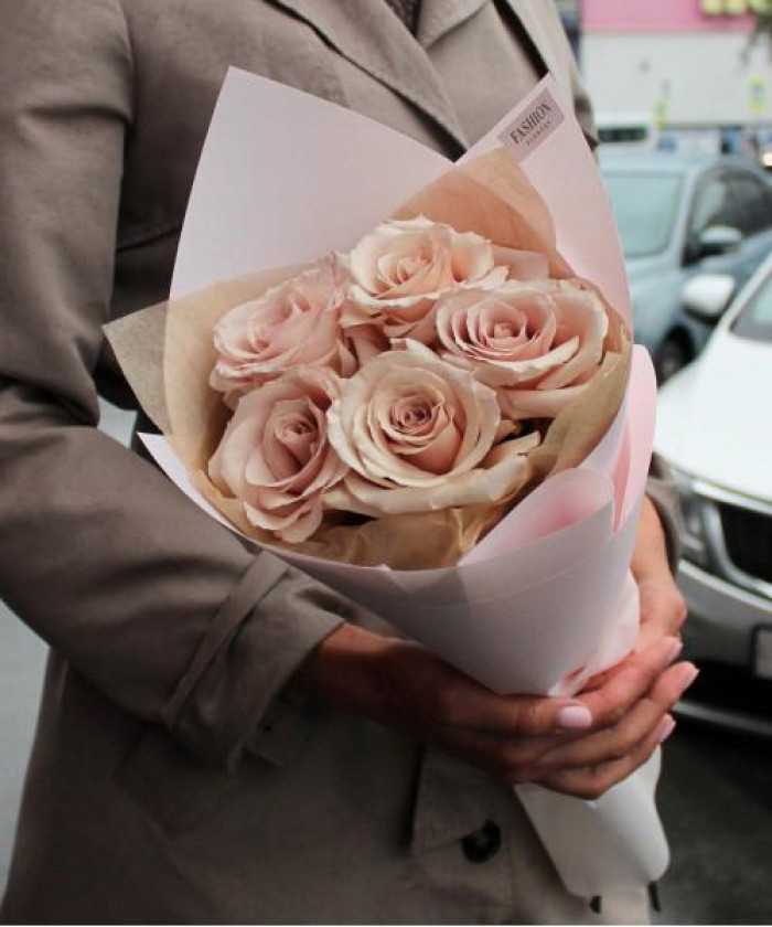 5 бежевых роз Квиксенд №2962