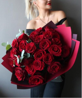 25 красных роз Эксплорер с эвкалиптом №3096