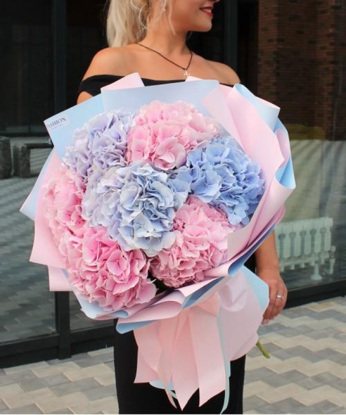 7 розовых и голубых гортензий Верена в букете 