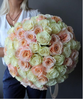 101 роза в бело-персиковых тонах №1008