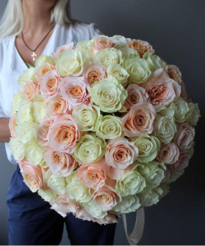 101 роза в бело-персиковых тонах №1008